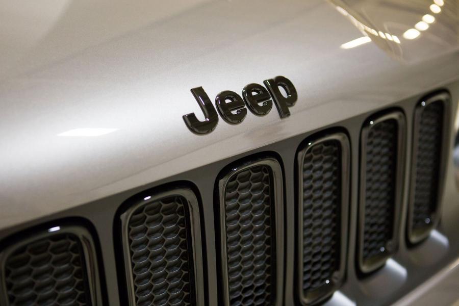 Логотип Jeep Renegade Night Eagle (BU) 2017 года  (LA) (фото 7 из 17)